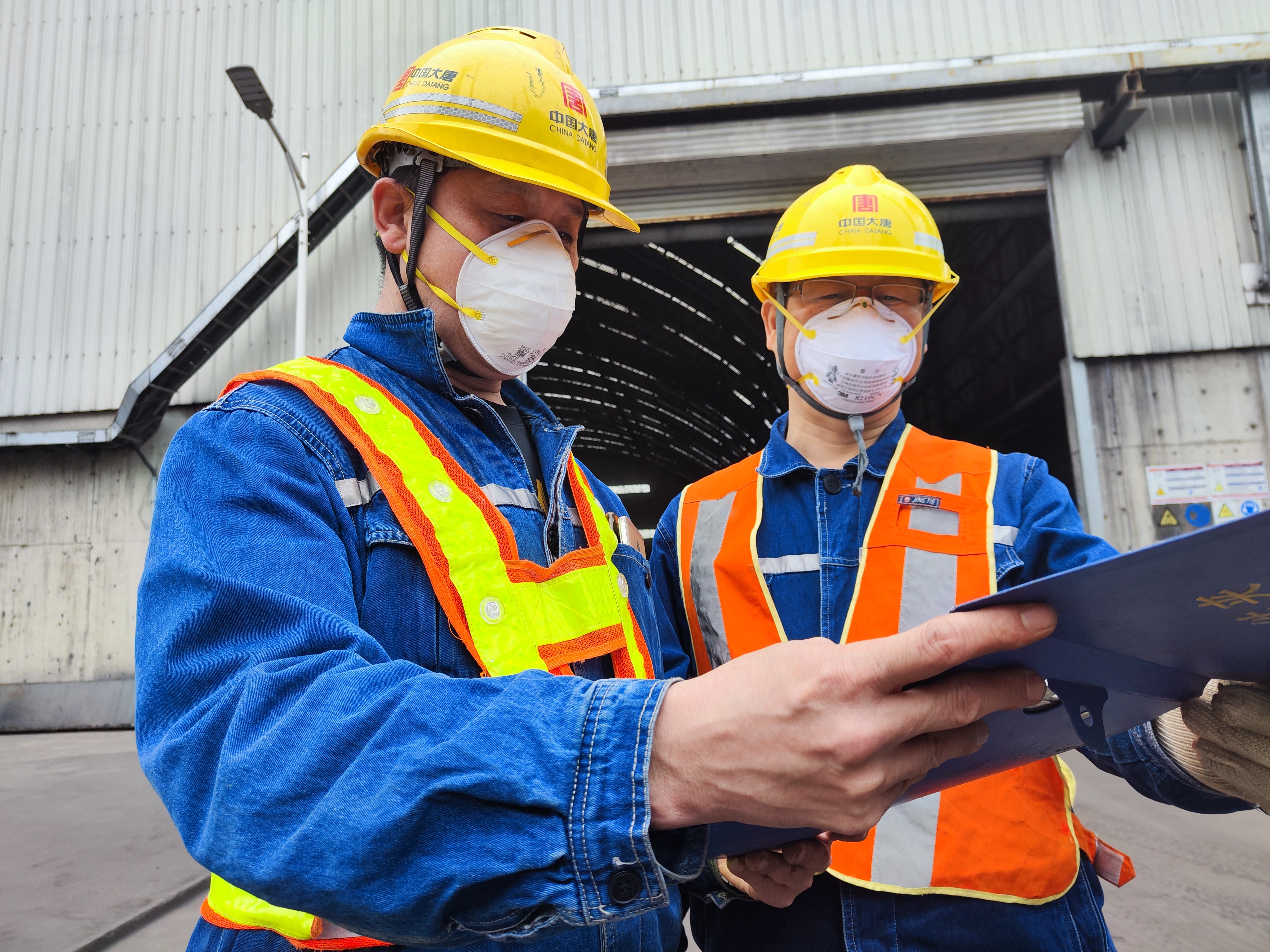 1663121254224076165.jpg 马头热电分公司着力提升来煤保障力度,安排专人跟踪燃料到场情况。.jpg