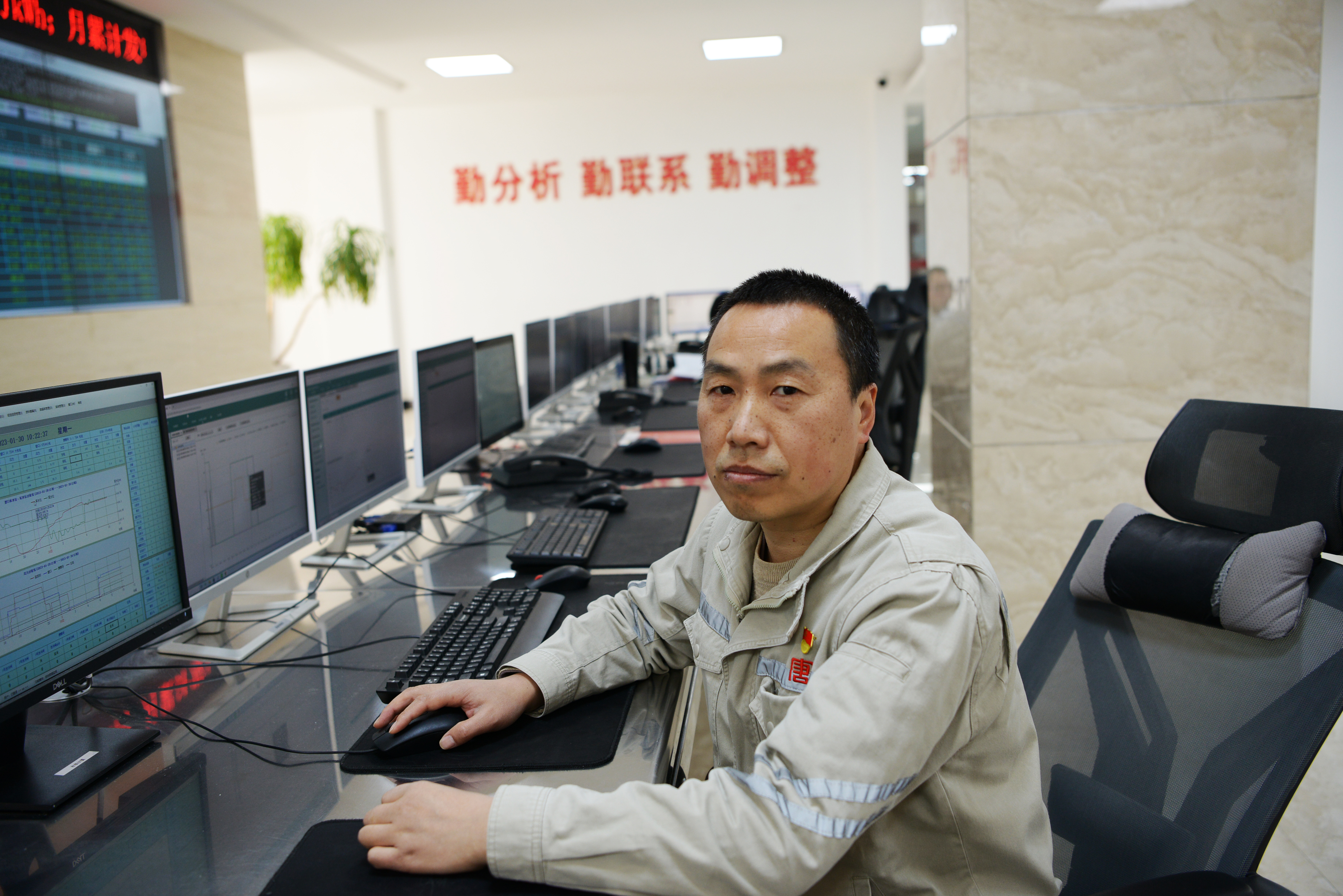 1676428565881032779.jpg 李海洲在工作岗位上.jpg