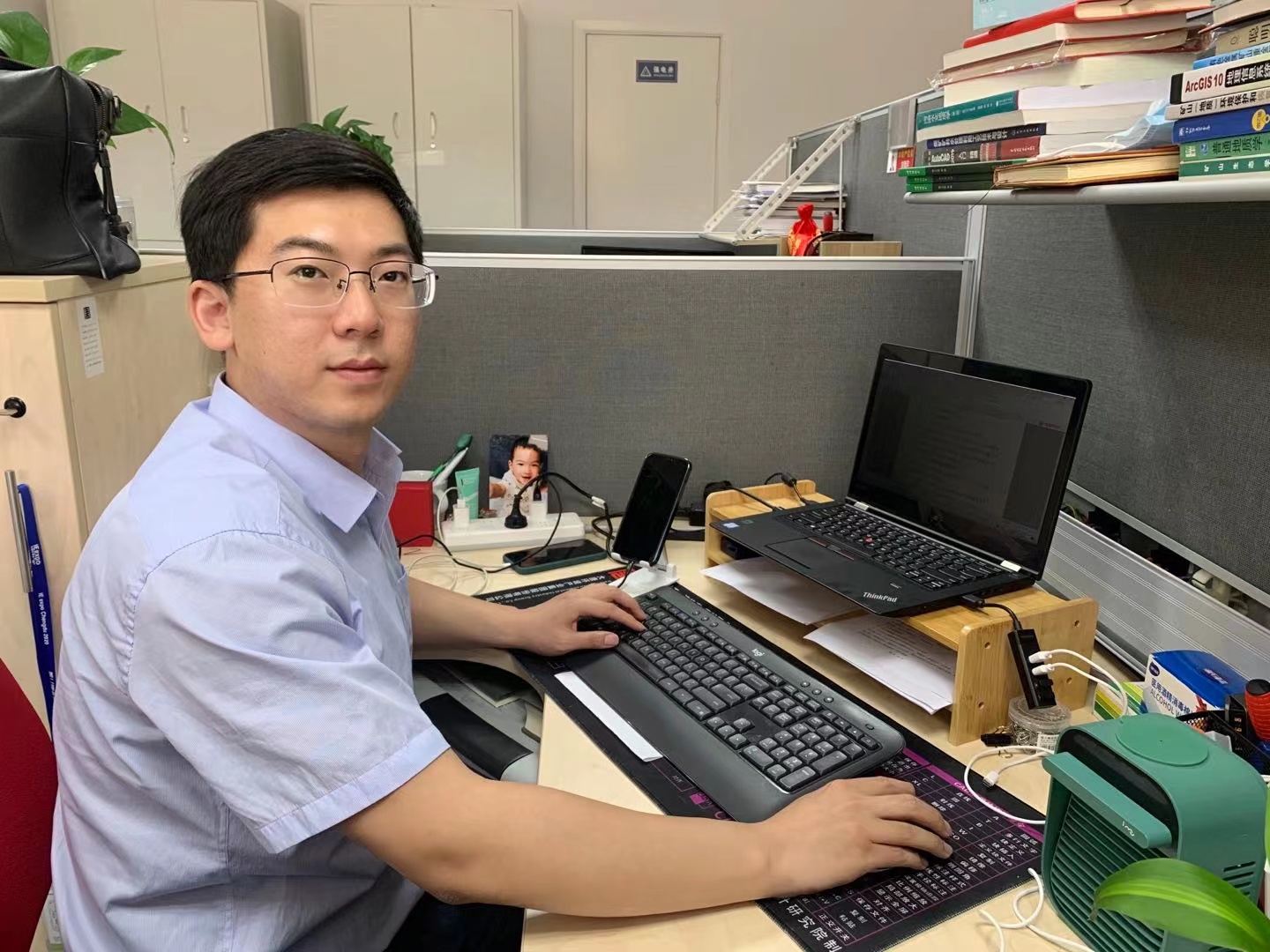 1685330096964055890.jpg 彭思伟办公室工作照.jpg