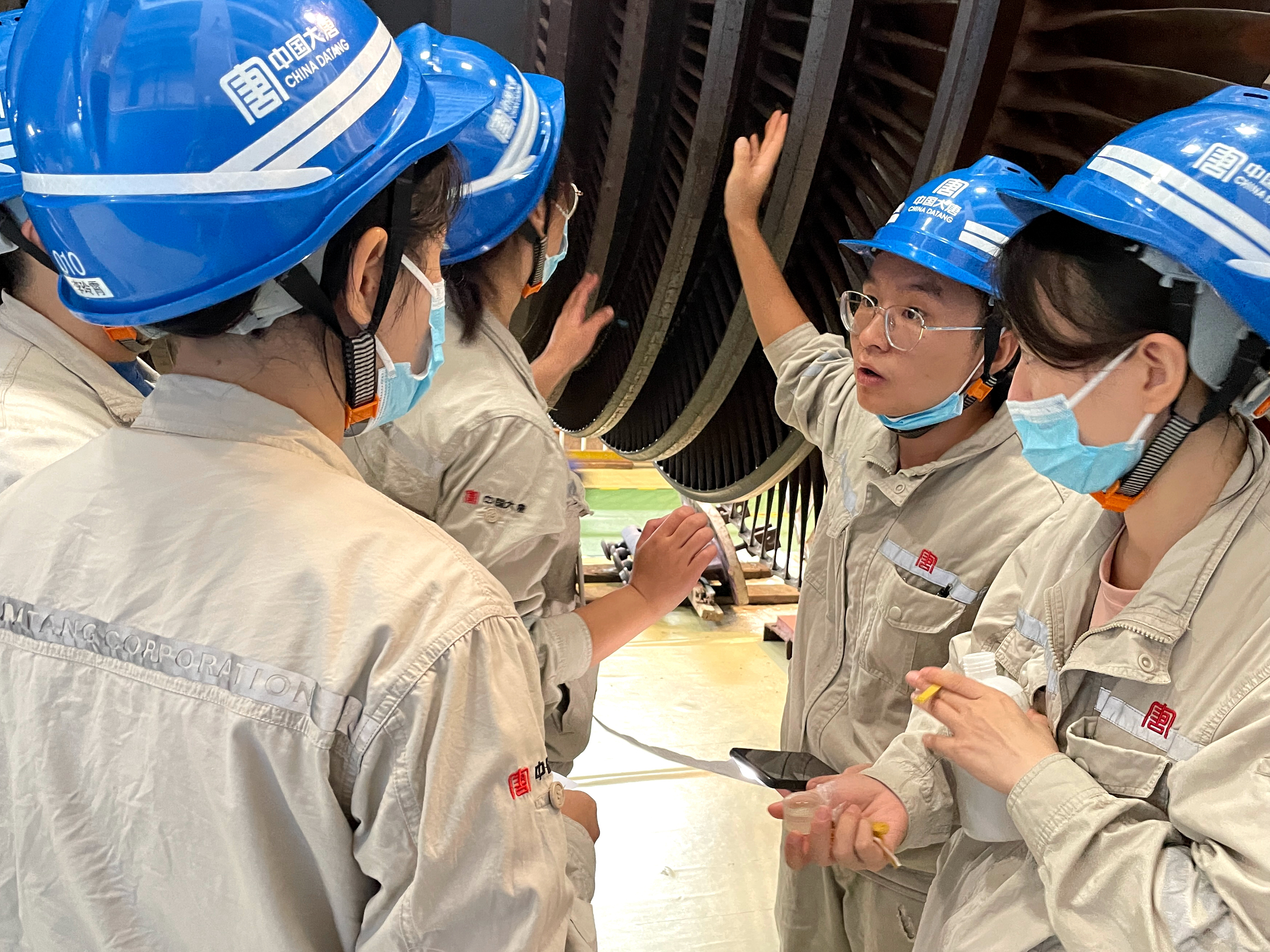 1686030571858009552.jpg A修现场,化验班班长讲解检修注意事项.jpg