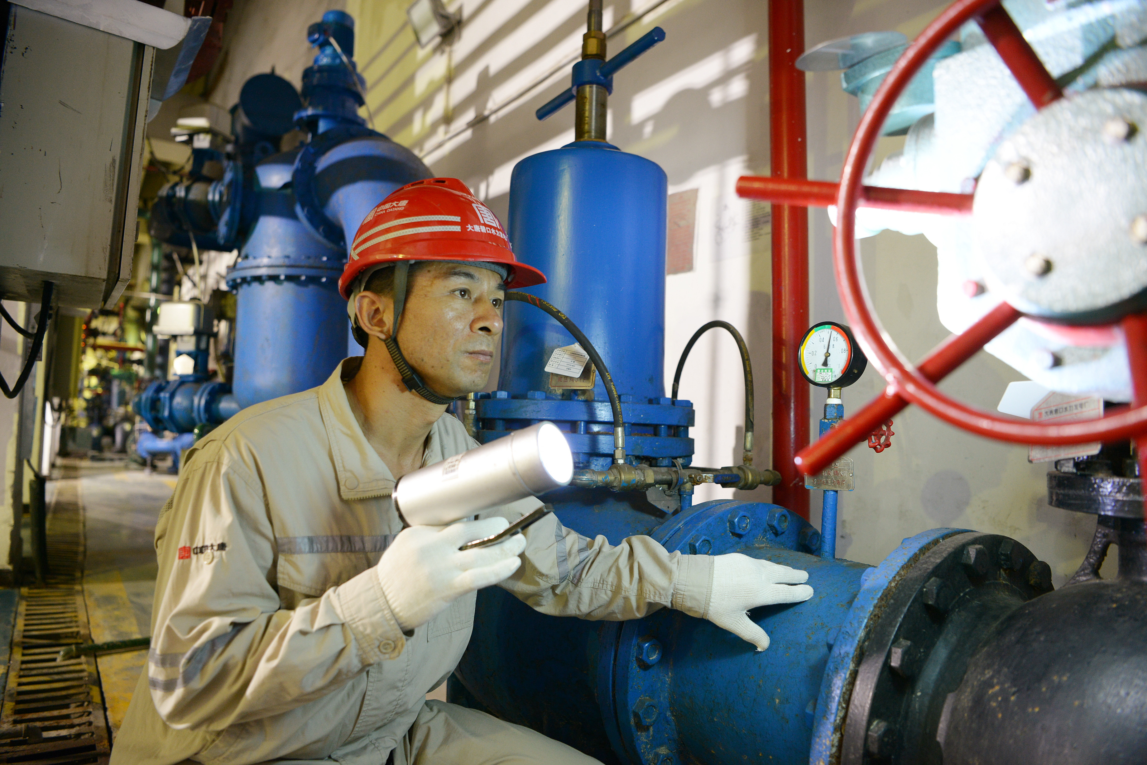 1688623170746098415.jpg 石鸡水电站站长梁波工作照.jpg