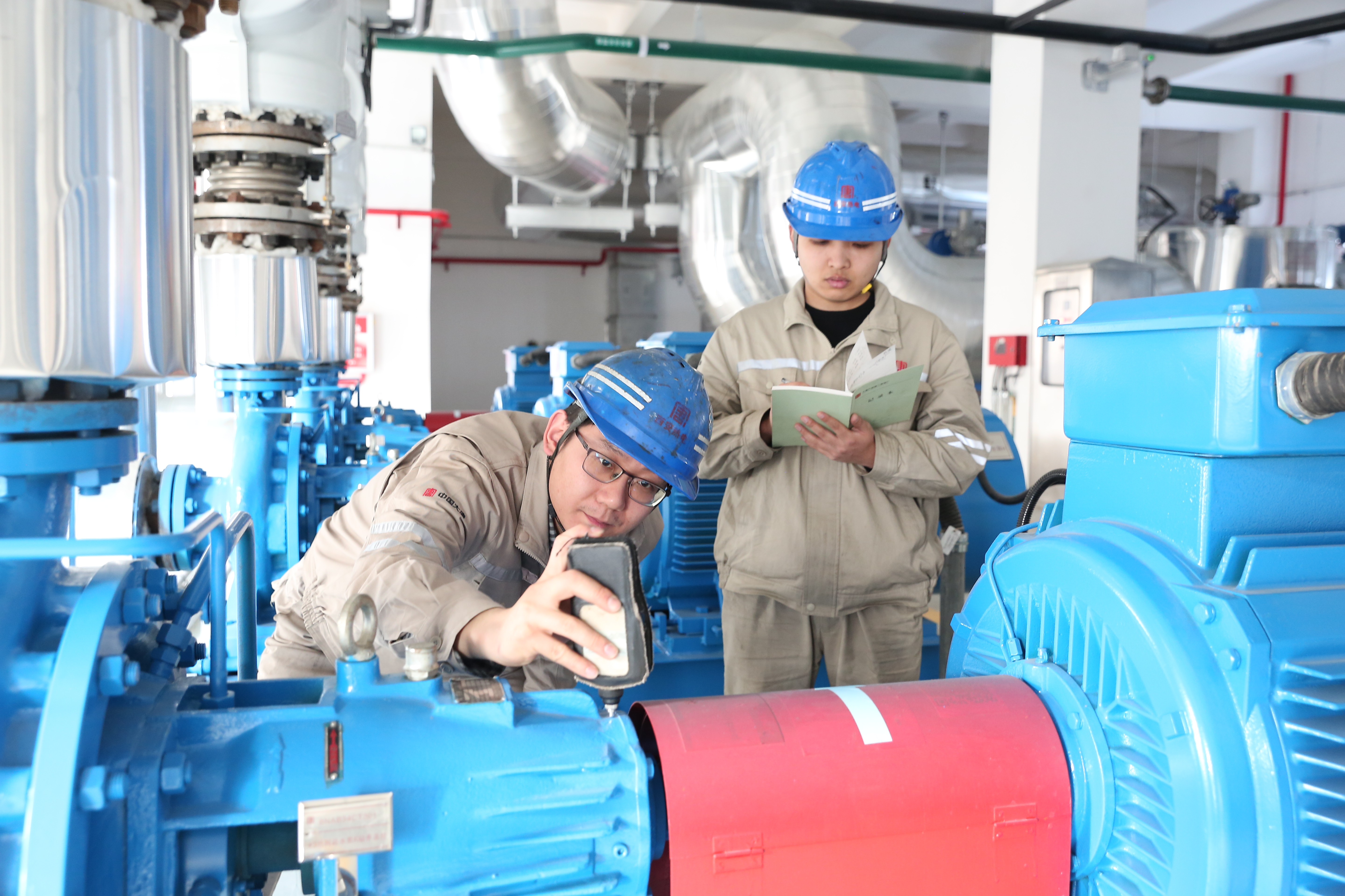 1689831323280029649.jpg 7.西安热电厂供热首站设备检查.jpg