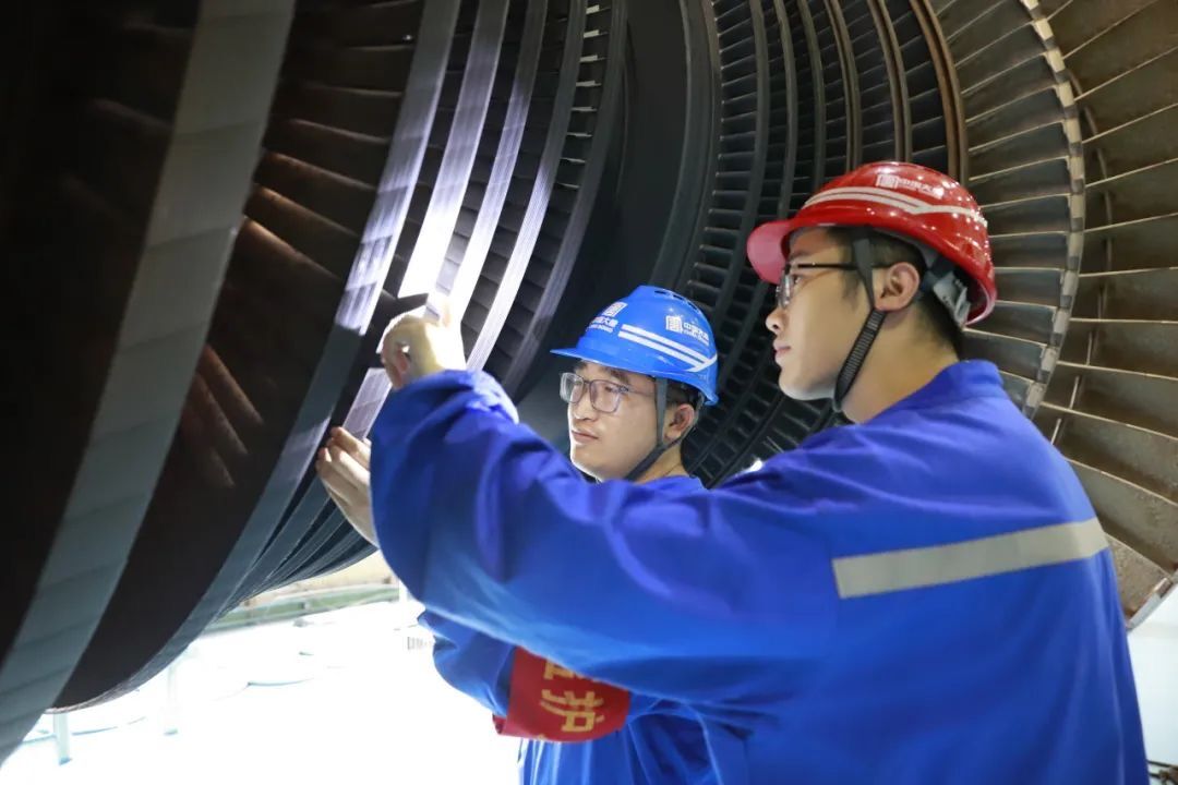 1695271159194053699.jpg 员工们正在认真检查设备.jpg