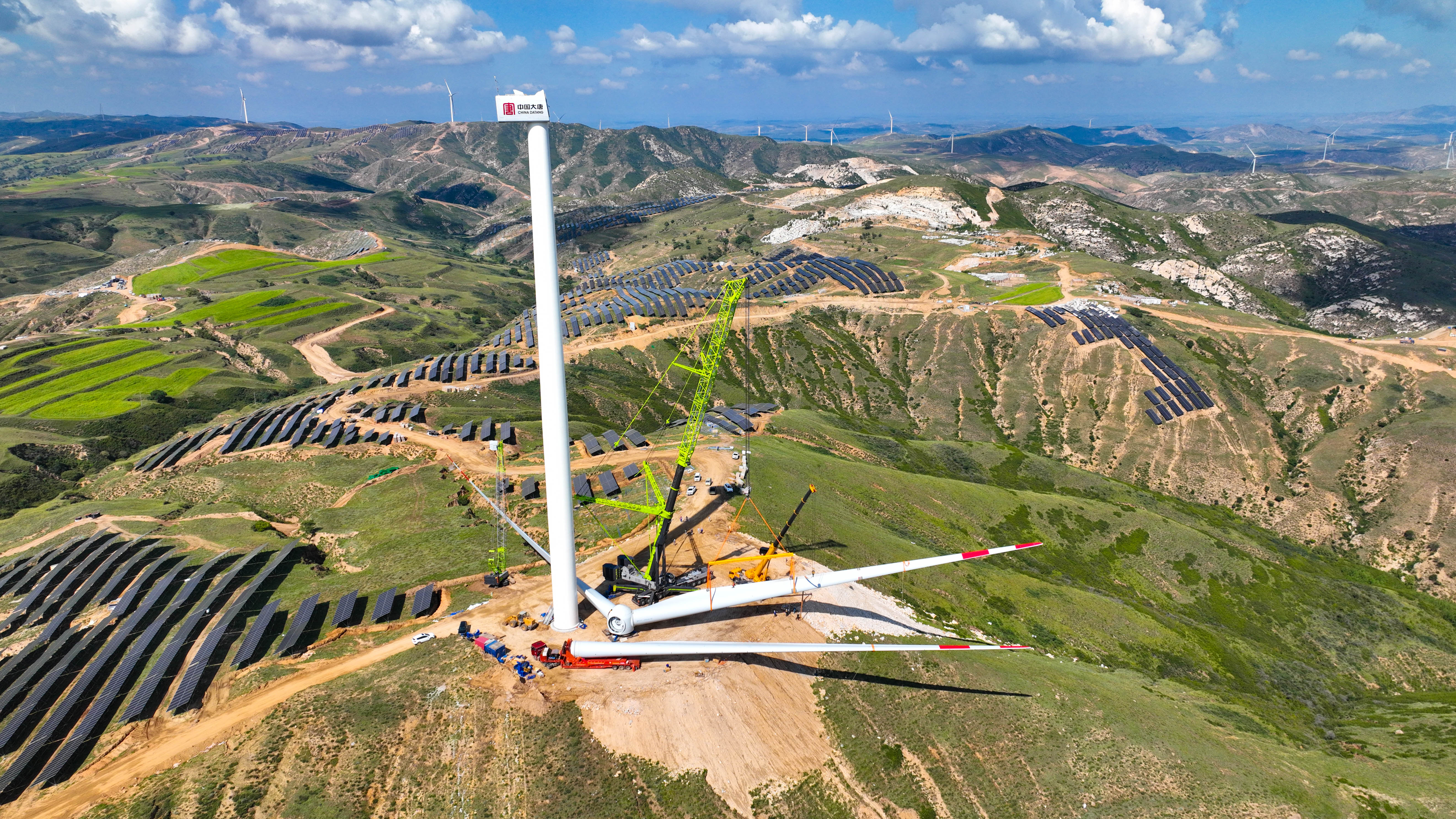 1698125743097057420.jpg 新能源:向“绿”而行  这里“ 风光”独好 (1).jpg