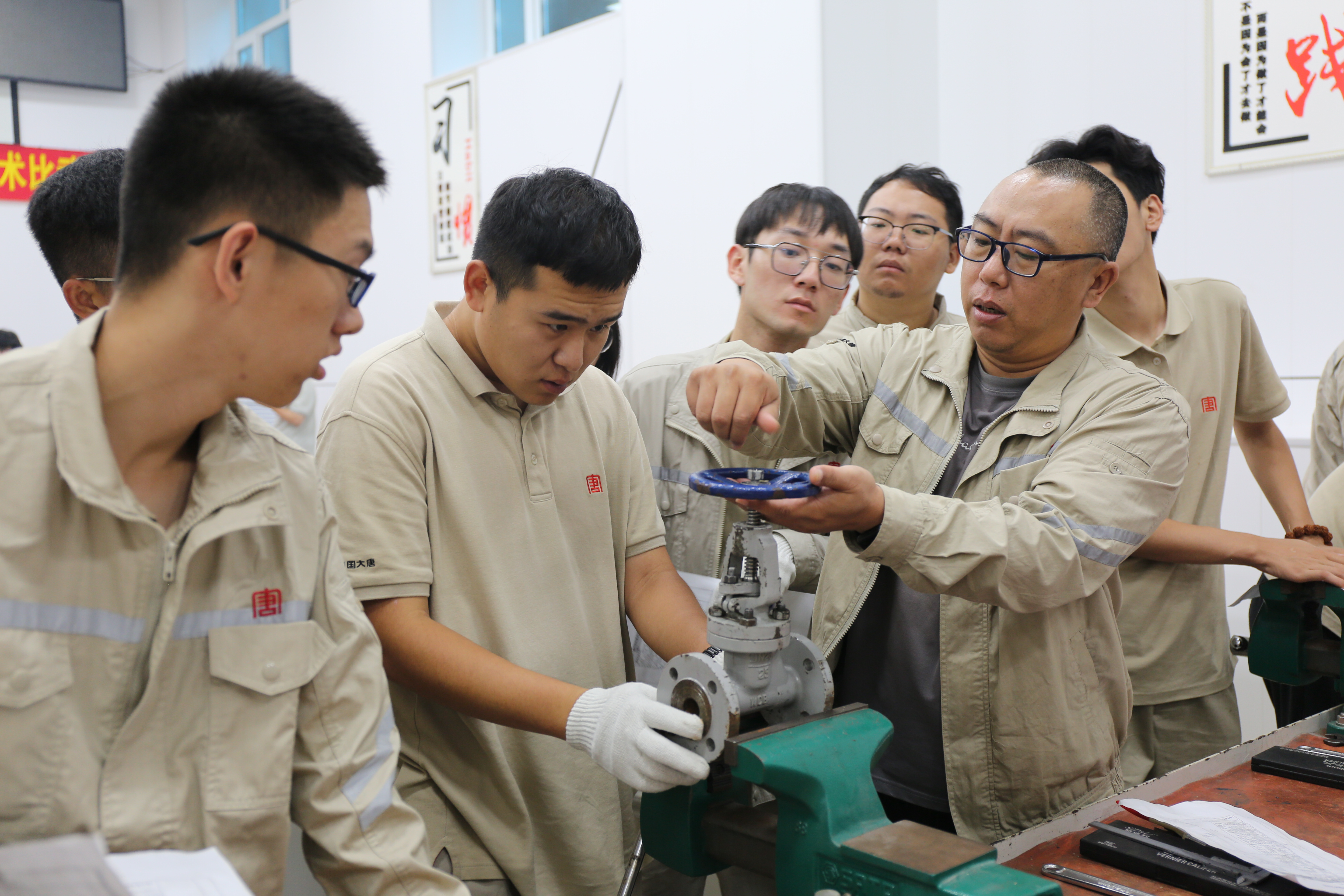 1702620245781031289.jpg 3大唐黑龙江公司新员工在老师傅的带领下认真学习专业技能.jpg