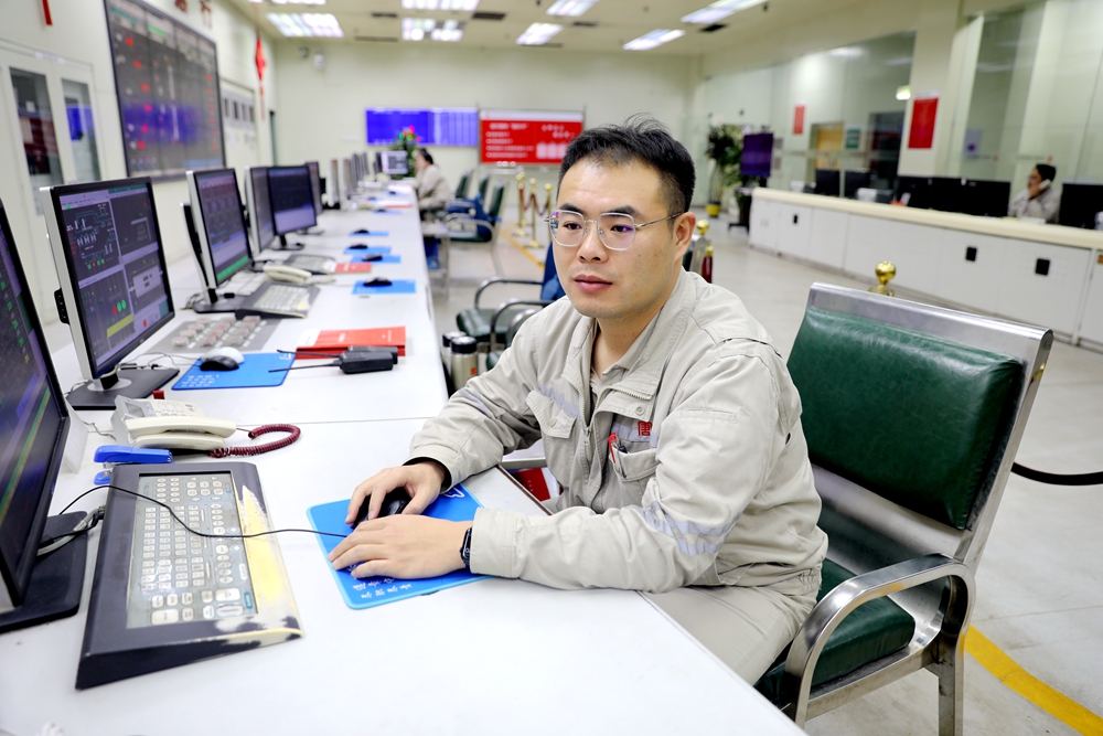 1703553971258037829.jpg 2.孙韬监控机组运行(韩城第二发电公司曹军科摄).jpg