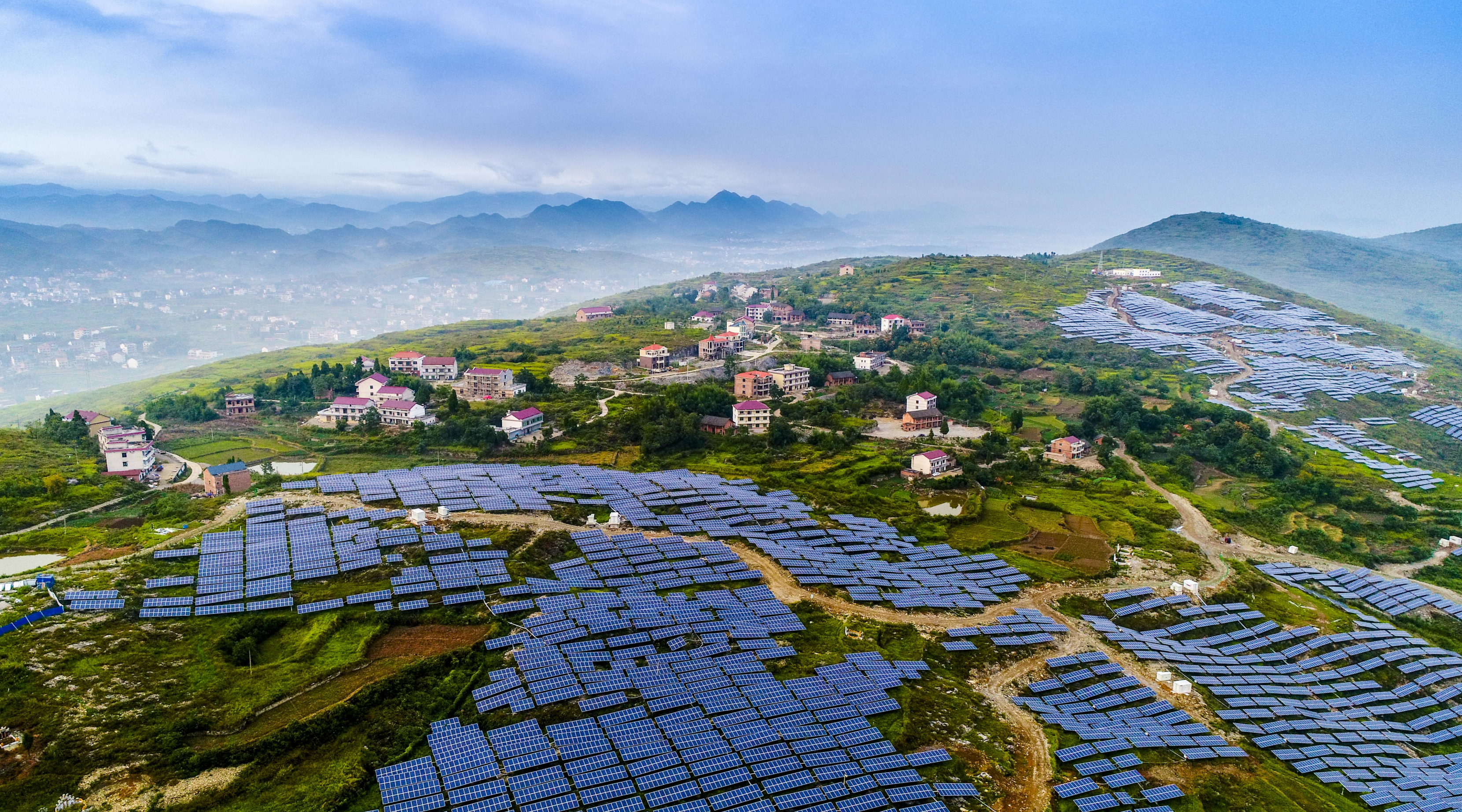 1711517502687015431.jpg 新能源基地化开发与乡村振兴紧密结合.jpg