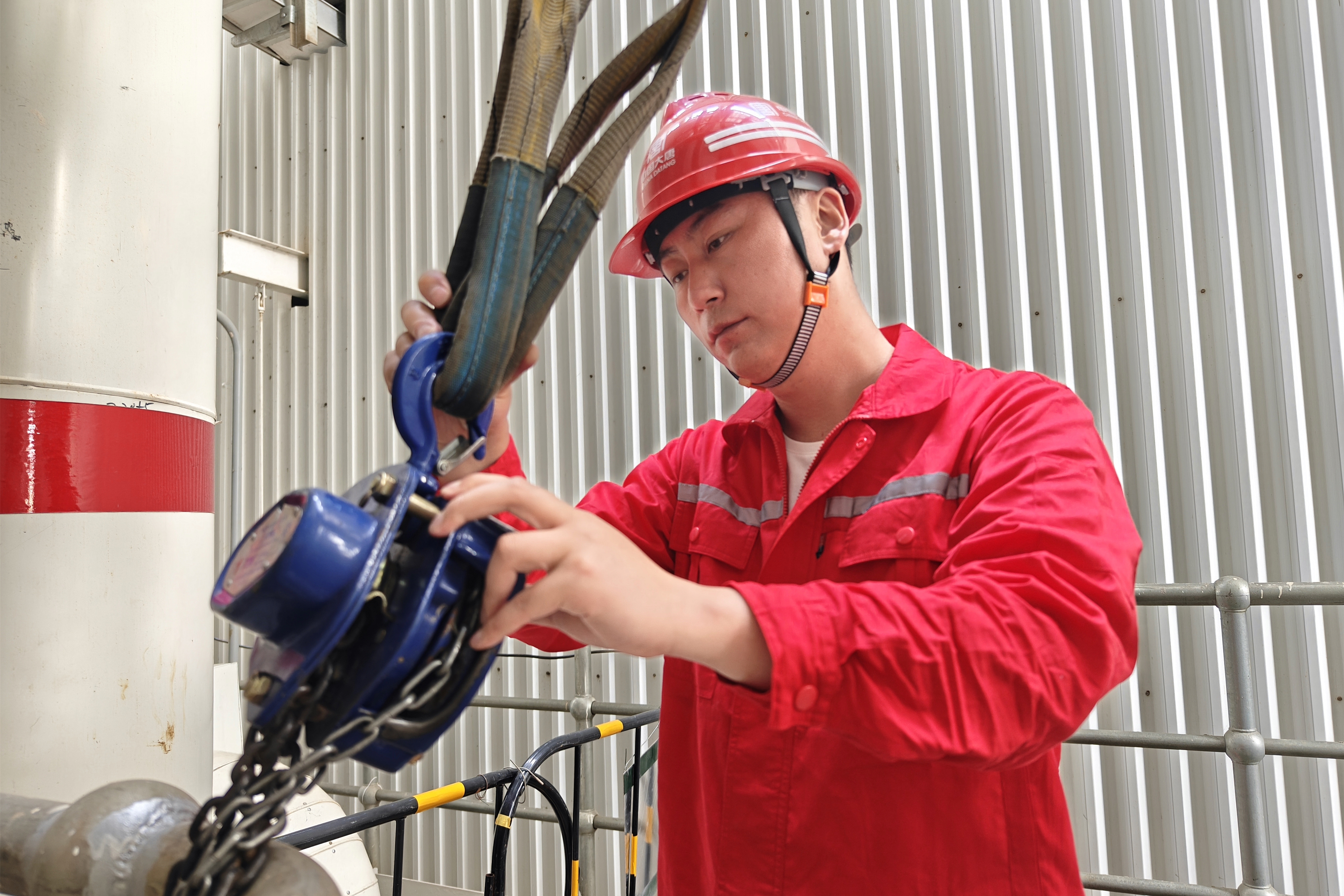 1711603848905046188.jpg 【集团网站-奋斗大唐人】赵振虎:安全守护有“镇虎” (佛山热电公司).jpg