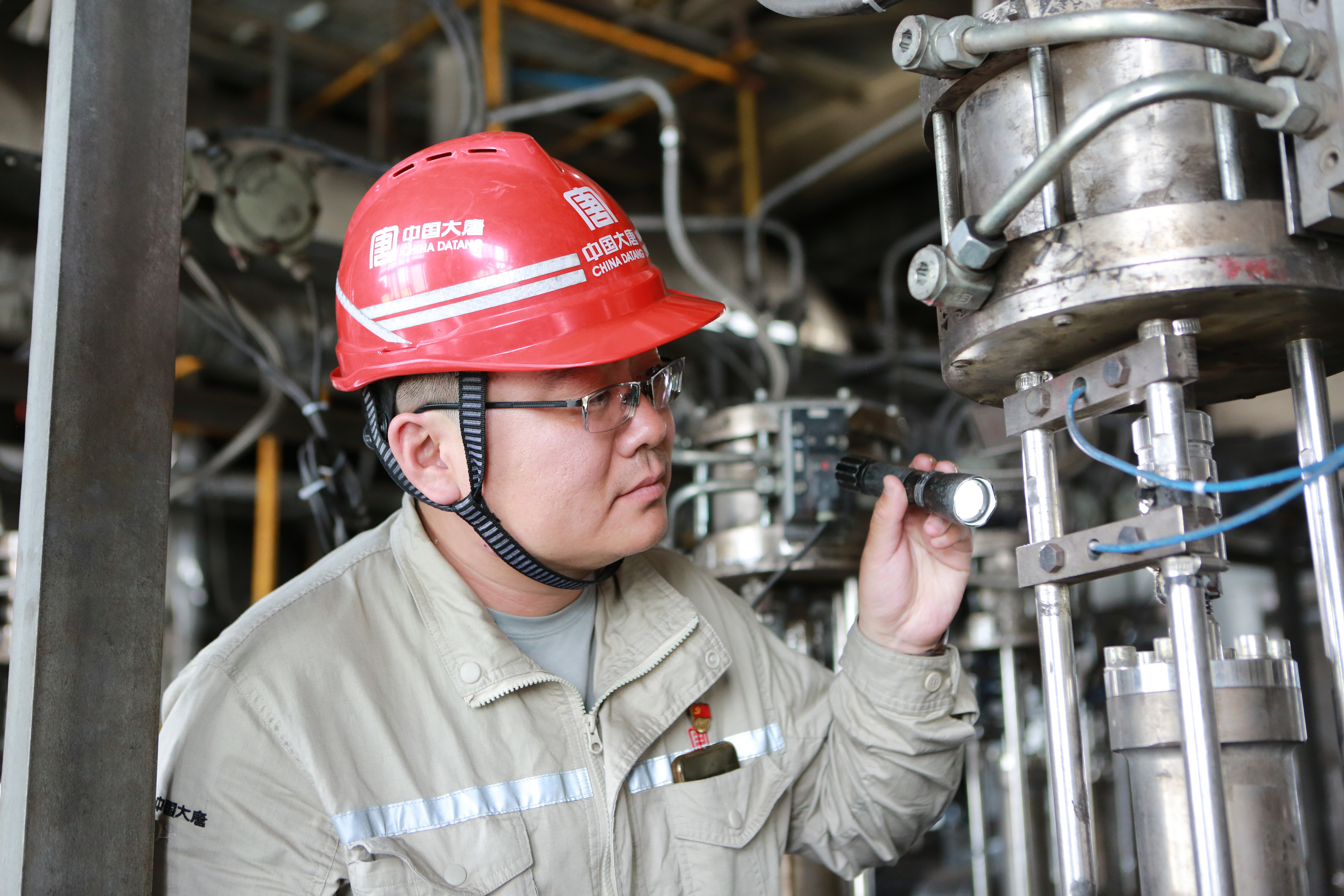 1718956843476064978.jpg 李红军在气化炉现场.jpg