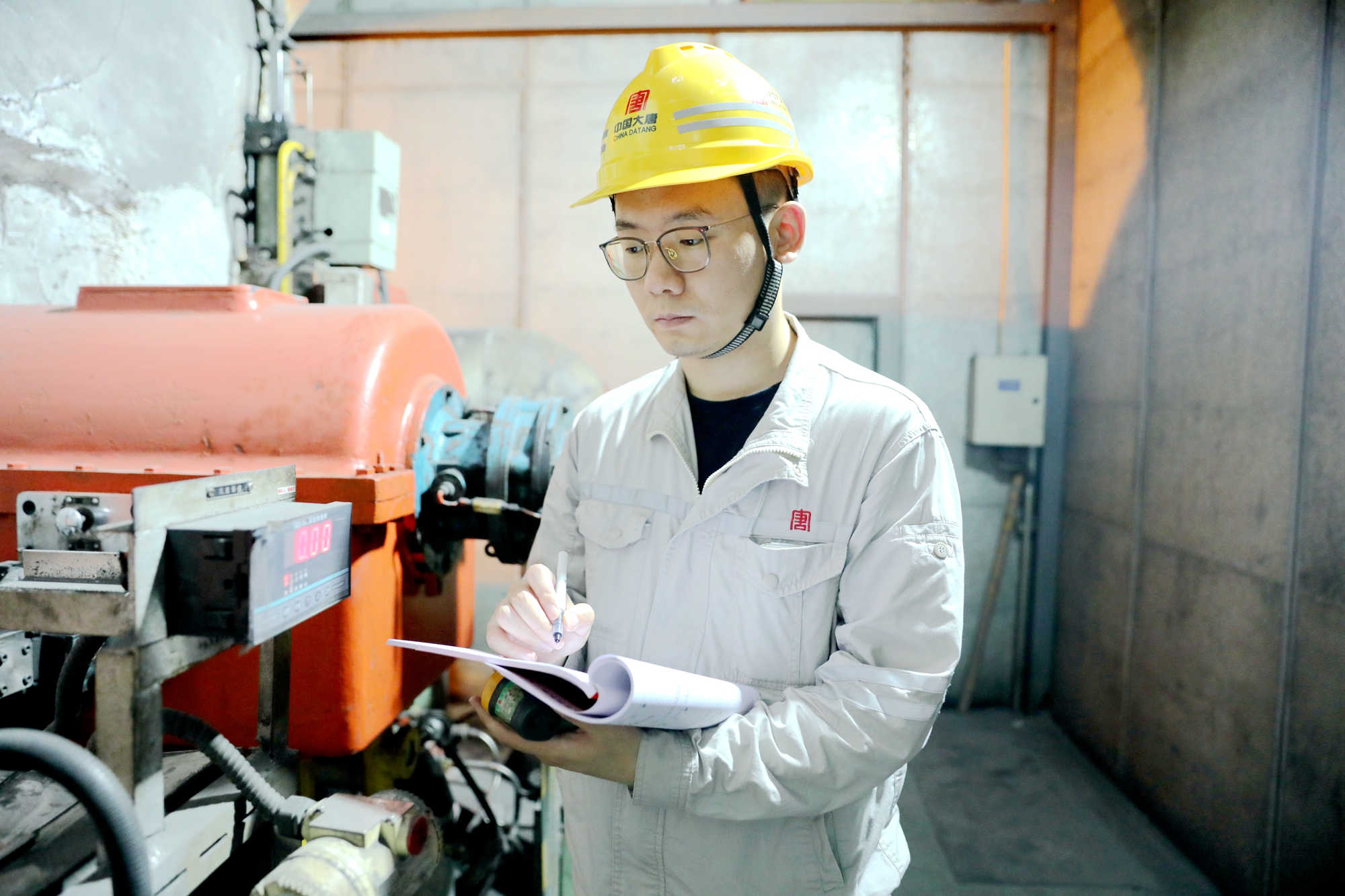 1721110337242032943.jpg 5.刘金鑫核对数据资料(韩城第二发电公司曹军科摄).jpg