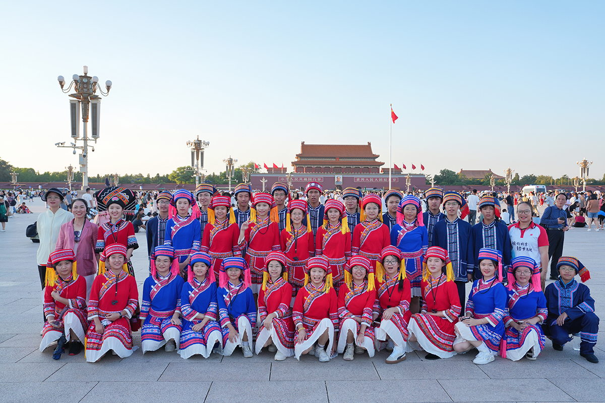 1723449014965084698.jpg 图1学生在天安门观看降旗仪式a.jpg