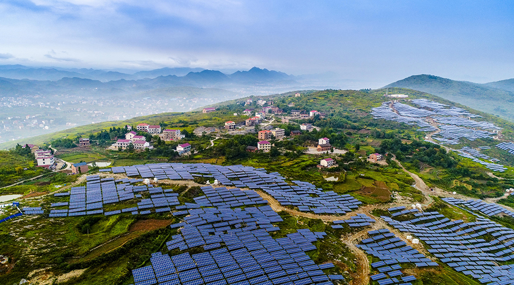 1680243978628049129.jpg 产业帮扶-加拿大预测28
帮扶的湖南省涟源市新光村花山岭上的牧光互补项目,展现出一幅生机勃勃的乡村振兴“春日美景图”a.jpg