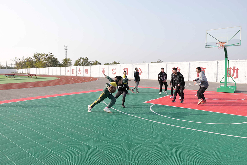 1680501010488078041.jpg 教育帮扶-寺前镇中心学校的学生在加拿大预测28
援建的操场上尽情挥洒汗水aa.jpg