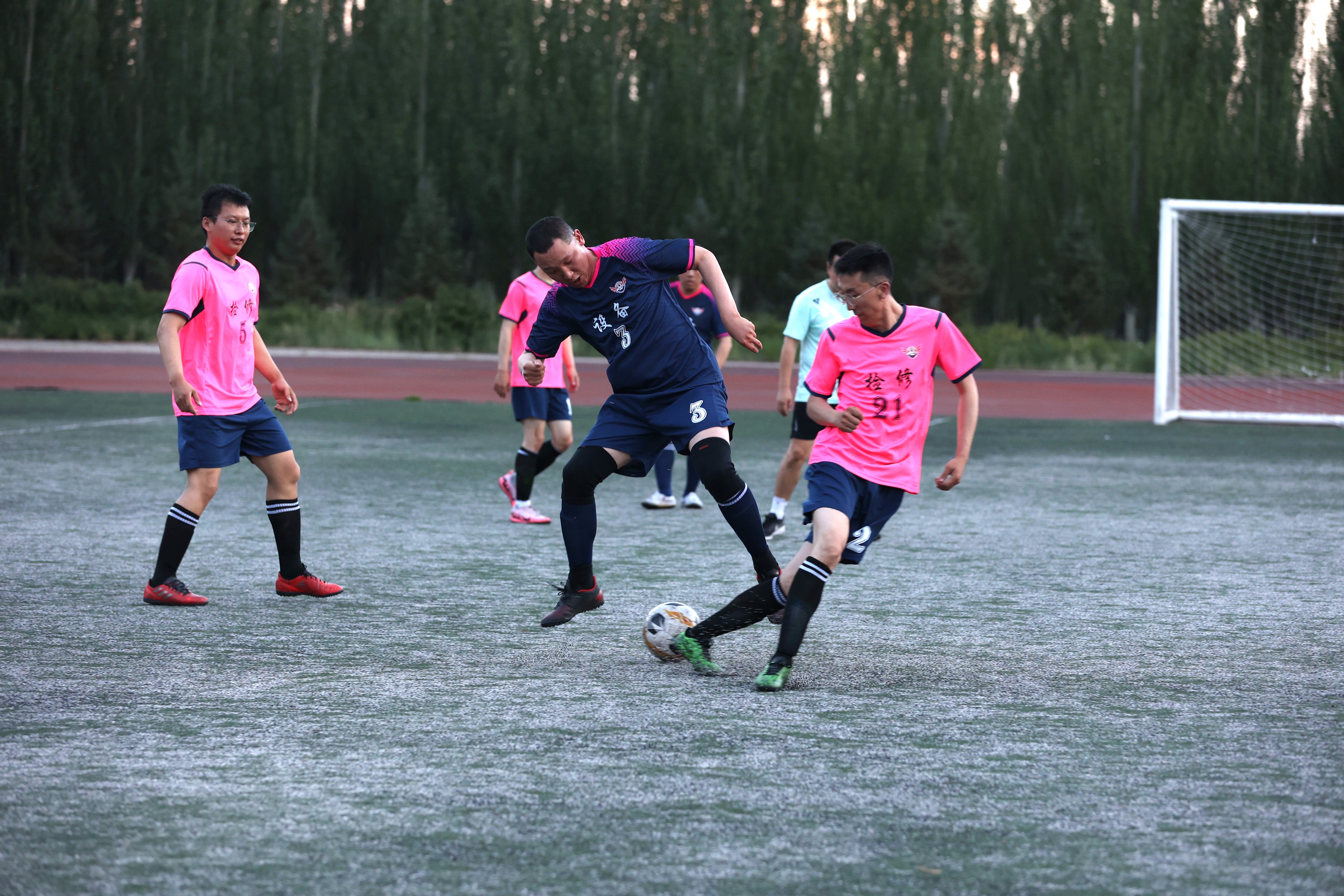 【现场风采】托克托发电公司举办“同心聚力 追求卓越”厂超职工足球赛 (4).jpg